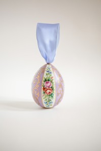 Яйцо пасхальное среднее сиреневое с цветами и орнаментом в упаковке