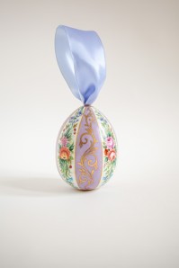 Яйцо пасхальное среднее сиреневое с цветами и орнаментом в упаковке - фото 2