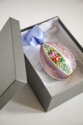 STUDIO KLIMENKOFF Яйцо пасхальное среднее сиреневое с цветами и орнаментом в упаковке
